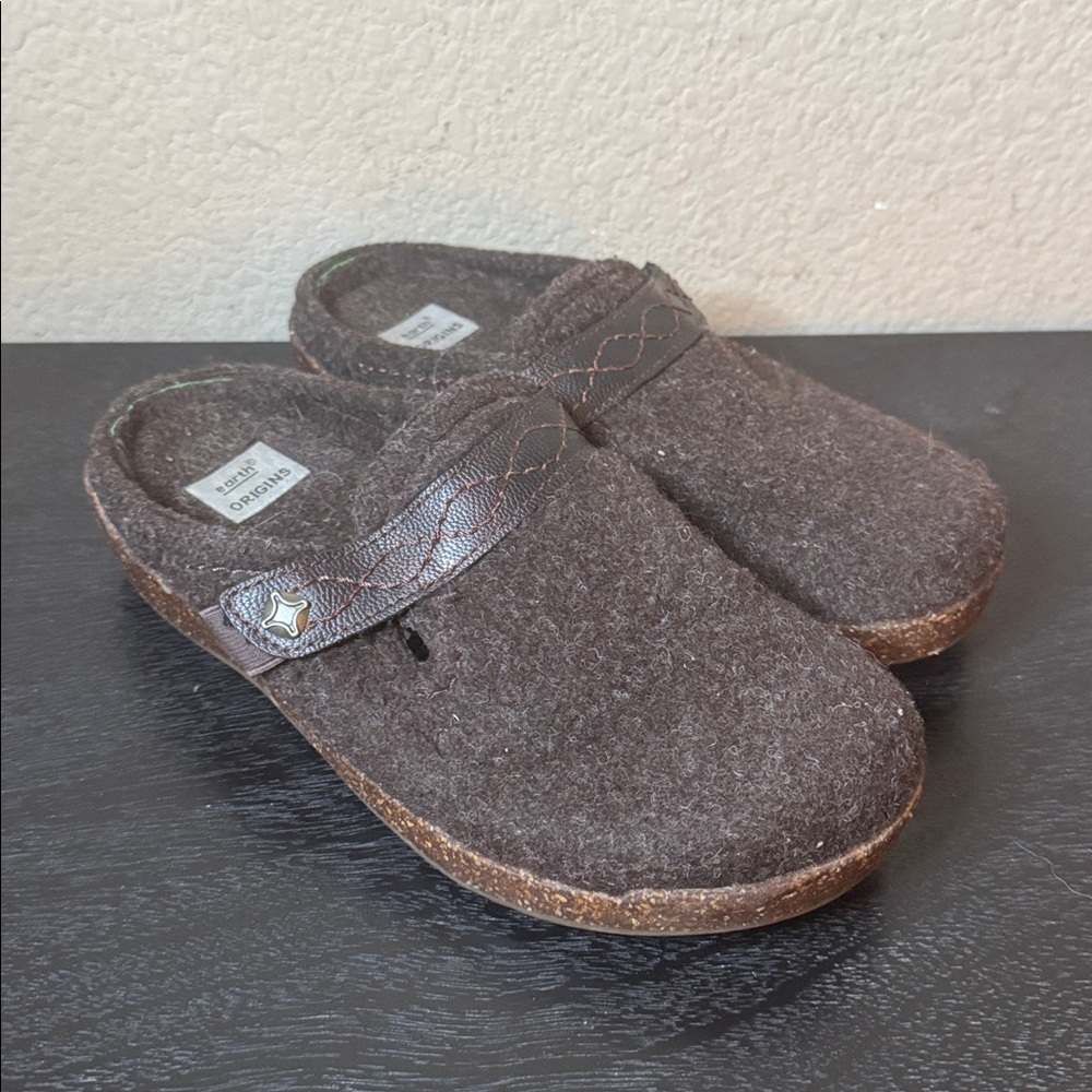 Earth Origins Aurora Janet Slip on Wool Clogs in Mahogany Size 6.5